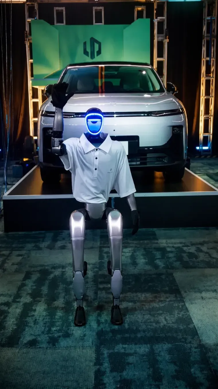 Robot humanoide en lanzamiento automotriz